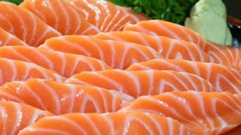 【病毒学专家:三文鱼应无罪 但暂时不要生吃[话筒]】北京新冠疫情形势突变,是否与进口三文鱼