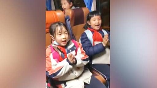 【可可爱爱!小学生在公交车上为司机叔叔过生日[心]】相豫温暖 11月30日是江苏淮安专线公