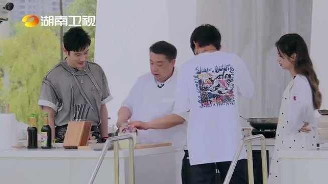 万万没想到,合伙人们厨艺进阶路上的第一道坎竟然是长沙塑料普通话,“鹰鱼”(鳙鱼)、“大魔鱼