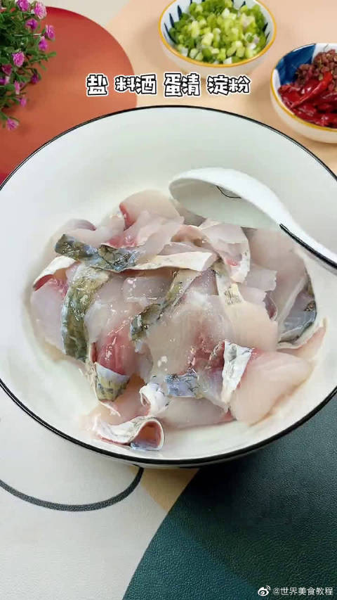 #美食时间# 有些人不喜欢吃鱼,却对水煮鱼情有独钟。又麻又辣的鲜美鱼肉,再来一大口米饭开吃
