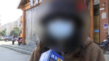 【奇葩!女子在汗蒸馆偷拍还视频聊天】近日,江苏南通,市民王女士带女儿在汗蒸馆被偷拍。王女士