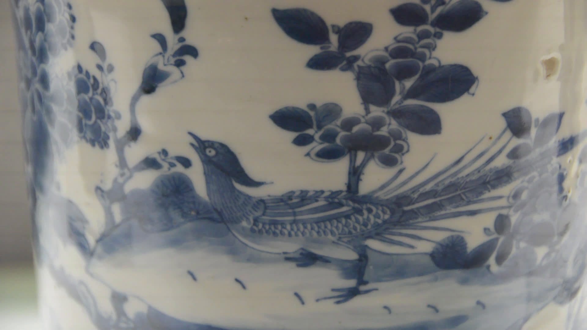 我拍了拍博物馆我在天博看展览 | 棒槌瓶是康熙时代很典型的器型之一,而这只【青花雉鸡图棒槌