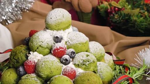 #厨艺教程#抹茶绿看了就心情好!抹茶章鱼小丸子的制作方法,配上蓝莓和树莓,茶香+果香,美味