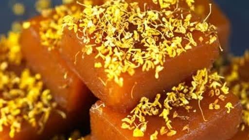 【#秋分# 吃什么?无添加桂花山楂糕!】“寒露收山楂,霜降刨地瓜”。据悉,山楂含钙量在秋季