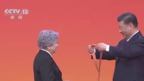 【七一勋章获得者黄宝妹:一门心思要纺纱,党员就是要带头】据看看新闻Knews,出生于193
