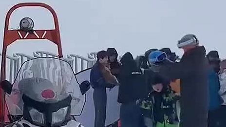 16日,有网友晒出滑雪场偶遇王俊凯的视频。视频中,小凯身穿蓝色夹克,怀里还抱着一只萌宠,雪