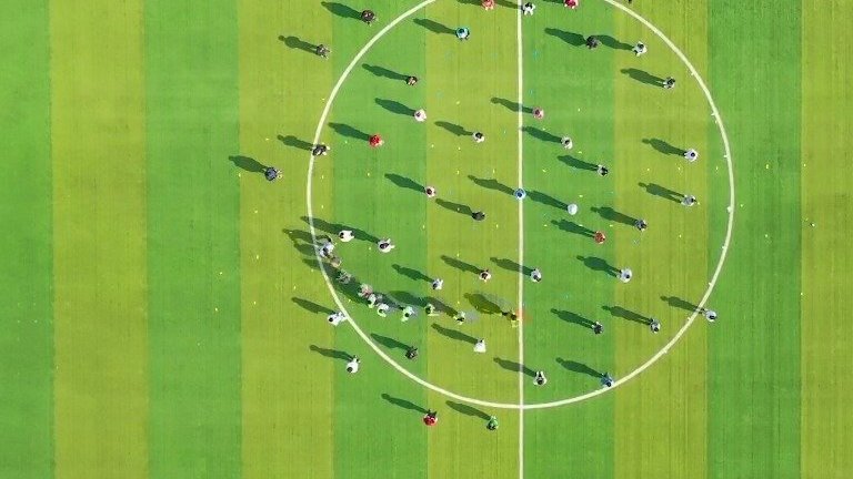 【庆祝母校122岁生日,这群学生在操场拼出“爱的模样”】11月21日上午,武汉科技大学 南