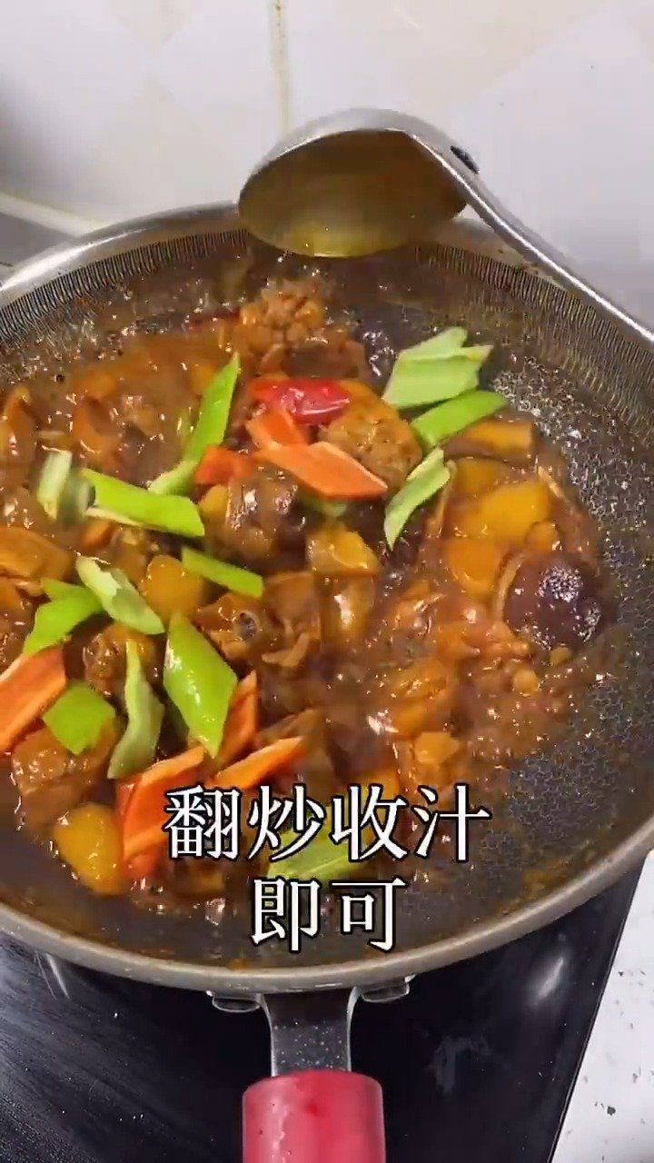 #这就是山东#黄焖鸡米饭是历史传统名吃,起源于山东济南。最早时期,山东济南府鲁菜名店“吉玲