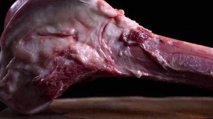 【如何熬制跷脚牛肉汤】主料牛骨、牛杂之外,鸡架骨也是必不可少的鲜味要素!加之产自峨眉山本地