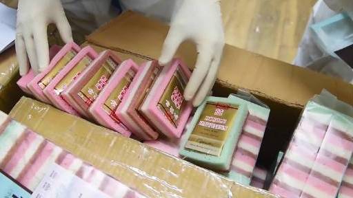 【上海查获42000支走私卷烟,藏在百洁布和文具包装内】12月13日,上海海关所属浦东机场
