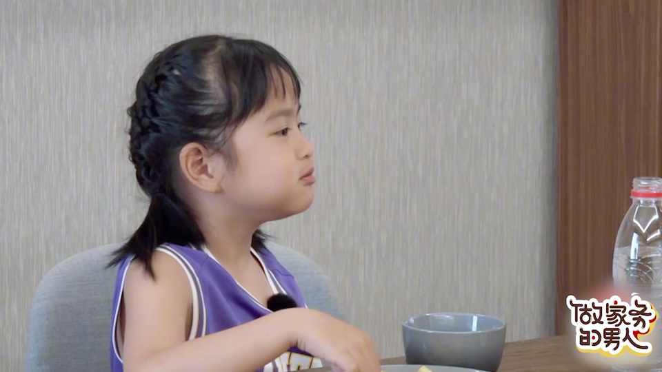 @包贝尔 女儿也太萌啦!包饺子说最甜的话是猪,还让@杨子姗 “zhu”一下,说完就吧唧mu