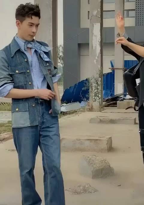 陈星旭和陈牧驰的《山河表里》路透照来了!该剧讲的是因愧疚和打击陷入抑郁情绪的褚桓(陈星旭饰