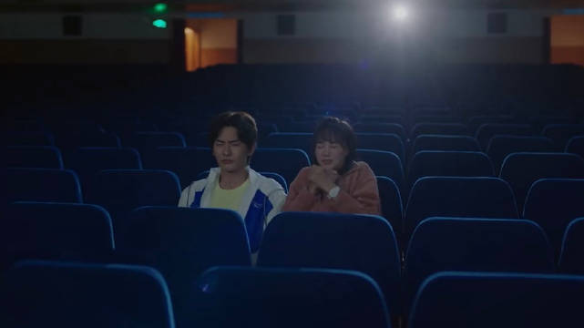 #idoltube# 《上游》剧情真是越来越上头,影院内小橘大土暧昧氛围????,小橘@胡意旋 