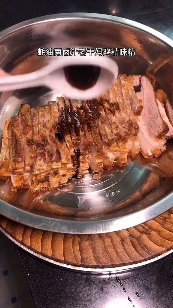 【梅菜扣肉家庭版做法】绝对是上的了台面的一道大菜,做法其实不难,掌握这几点,你也能做出好吃