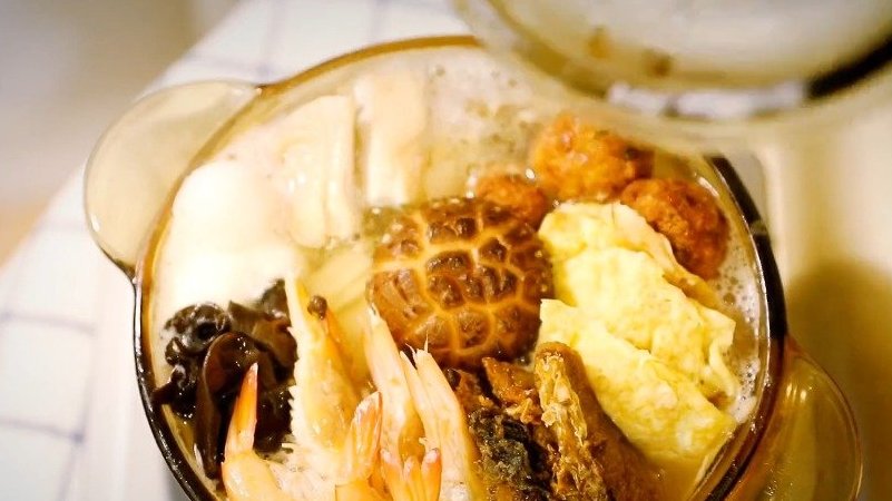 爱申活暖心春 【小虹厨房:做一锅金灿灿暖烘烘的“全家福”汤吧】完成了形似元宝的蛋饺,象征团