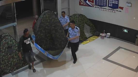 【太暖了!民警让外地收割机主派出所过夜】近日,江苏兴化,麦子进入收割季,外来收割机机主为了
