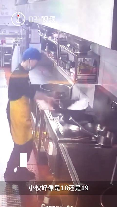 【加油小伙子!餐厅#00后服务员想当大厨用冰块练颠锅#】近日,上海一家餐厅后厨,一位十八九