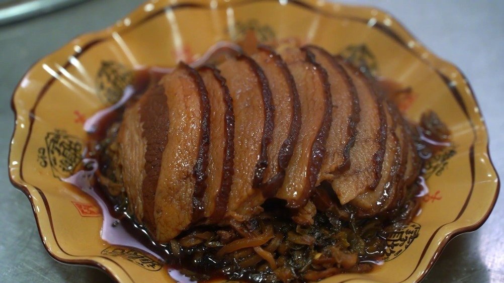 【富源人饭桌上的“腌菜肉”】在富源人的年夜饭上,炸酥肉、小炒肉、八宝饭、红烧肉、绣球圆子等