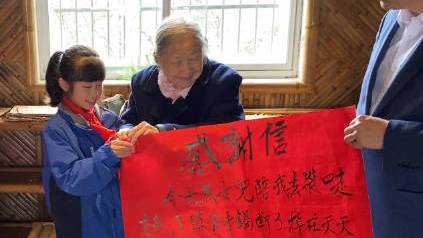 【赞!九旬老太亲手写信感谢拾金不昧女孩】近日,浙江衢州,95岁老太太曹越飞把一张墨迹未干的