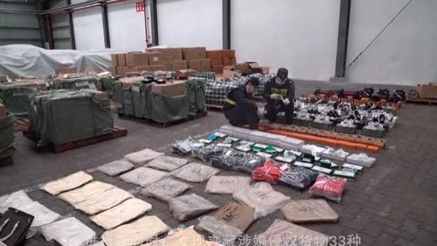【33种,全是侵权货物】近日,梅山海关在对一批出口货物进行查验时,发现夹藏涉嫌侵权货物33