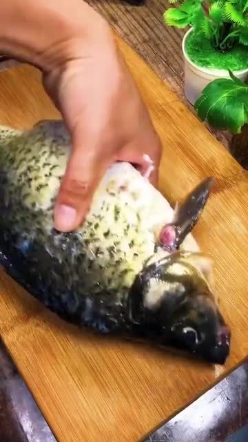 这样做出来的青椒酱鲫鱼,肉嫩味美好吃又下饭