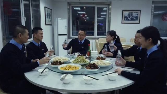 【除夕·东莱】哈尔滨东莱街派出所里,所长和民警们把一盘盘热气腾腾的饺子端上餐桌——这是东莱