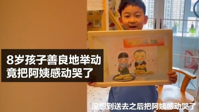 【8岁男童画漫画送卖鸡蛋灌饼夫妻 女摊主瞬间泪目!】近日,山东青岛,一对在街头开店卖鸡蛋灌