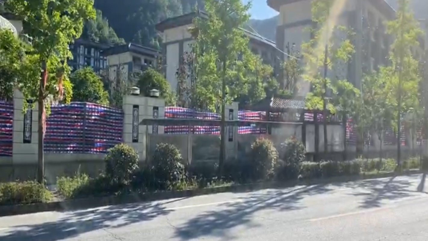 【居民回应豪华中学部分设施被拆:建了又拆劳民伤财】近日,陕西省商洛市镇安县的“7.1亿元豪