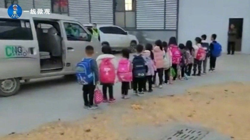 【一个都不能多!“黑校车”千万坐不得 】10月25日,沧州东光,执勤民警发现一辆面包车车窗