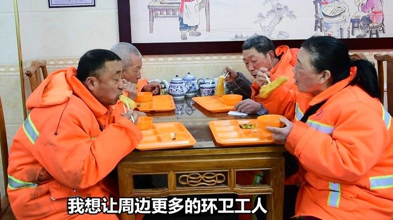 【廊坊店主坚持两年为环卫工人提供免费早餐,店主还资助困难学生5年[心]】#向上吧河北#一位