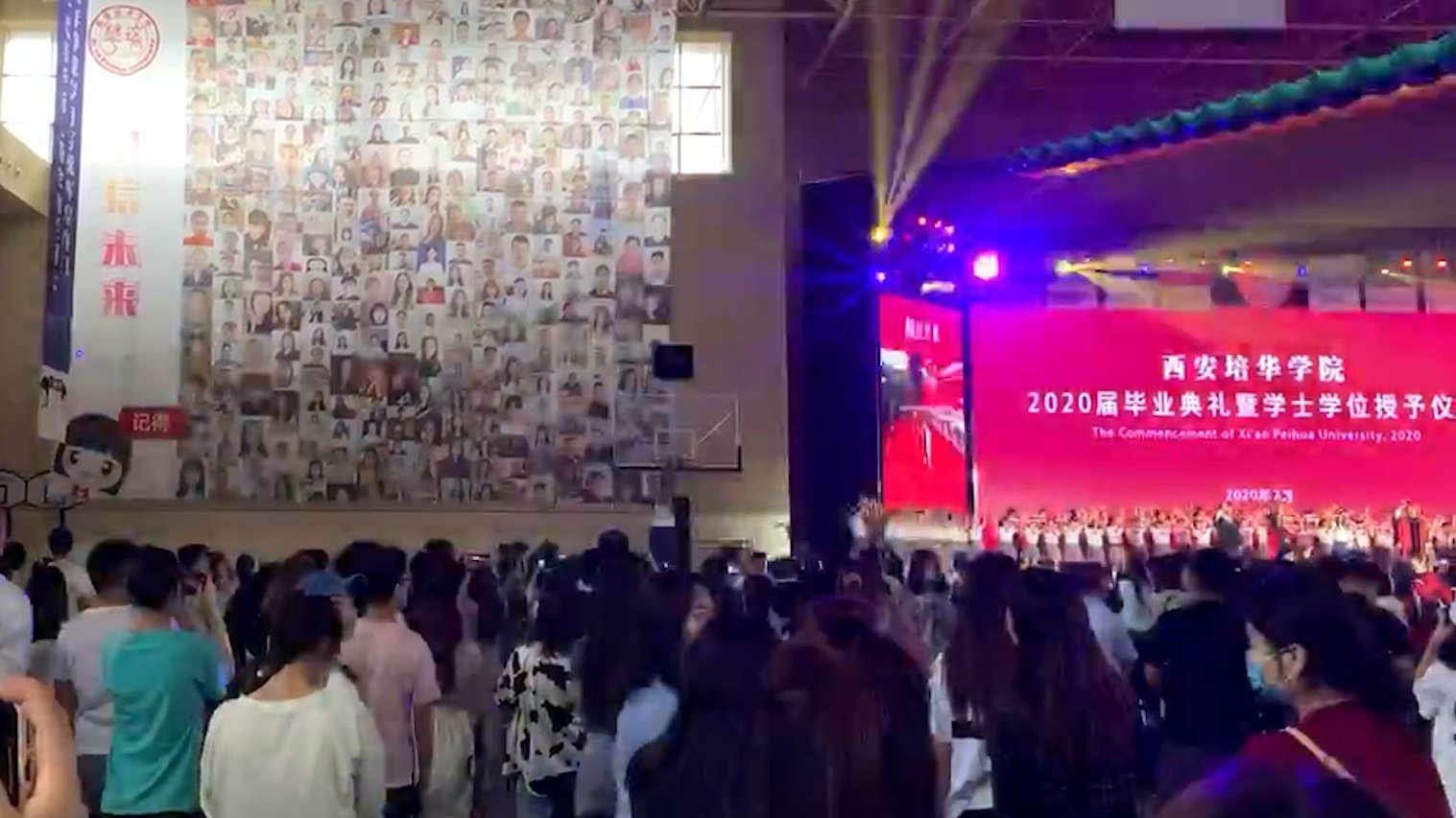 【高校毕业典礼挂千余未到学生自拍照:让他们感受毕业[给你小心心]】7月25日,陕西西安培华