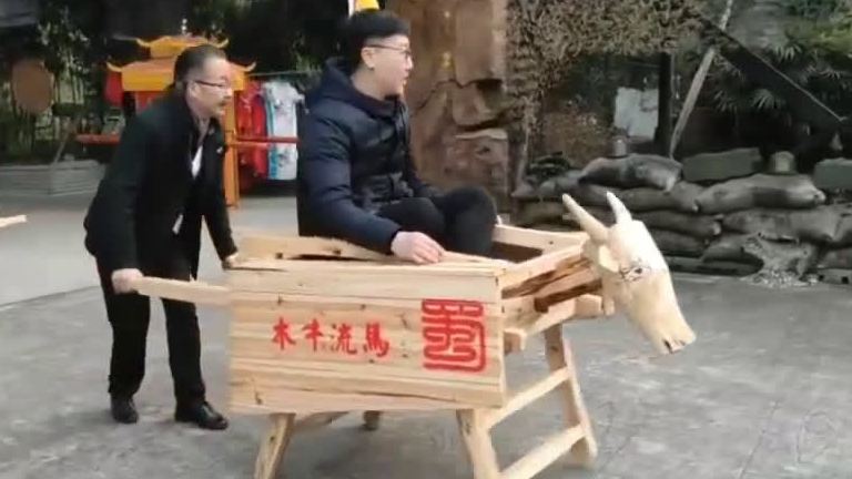【想体验!陕西书画家重现三国木牛流马】小布视界 相传木牛和流马是诸葛亮发明的两种运载粮食的