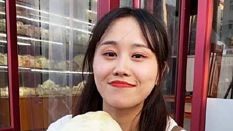 比脸还大的鲅鱼包子,你吃过吗?热气腾腾的包子整整齐齐地躺在锅里,扑鼻的香气让人忍不住食指大