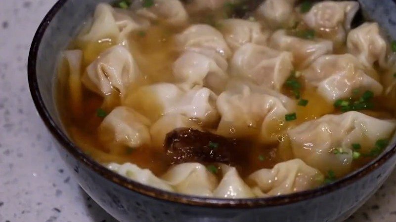 馄饨好吃的关键靠调馅和汤底、这下秘诀都告诉你!via:土味食堂