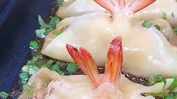 【大虾煎饺做法】早餐看到这个就非常想吃,咬一口全是大虾,太满足了!
