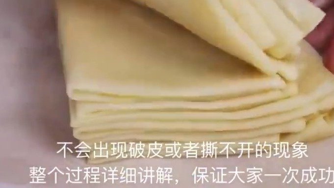嗨!朋友!【自制春饼】柔软筋道,皮薄如纸,学会了想吃啥就包啥,今日立春,#春饼#做起来吧!