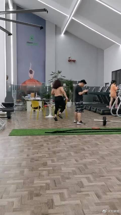 一开始以为是女的,再一看以为是穿了那种肌肉衣服,结果  