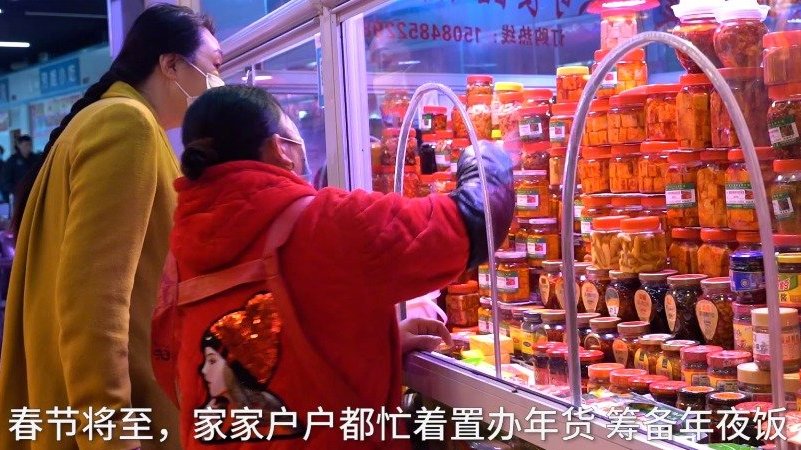 【年货充足选择多,年夜饭筹备倒计时啦】2月7日,湖南长沙荷花池生鲜市场。春节将至,家家户户