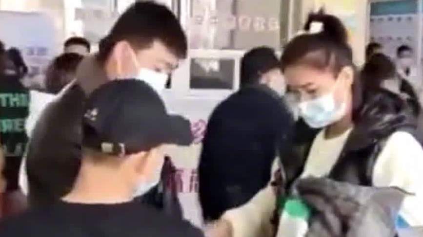 【黑龙江双鸭山多名小学生上吐下泻,当地疾控中心介入调查】疾控中心回应双鸭山多名小学生上吐下