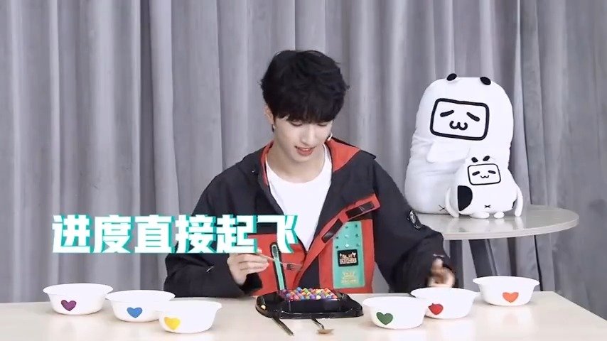 严浩翔运动少年特辑????铁人三项挑战:分别用筷子、勺子、叉子分珠子严浩翔:“感觉自己耐力还挺好