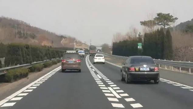 【鱼骨状的标线是什么意思】交通安全云课堂 从视频中可以看出来,它是一组平行于车行道分界线的
