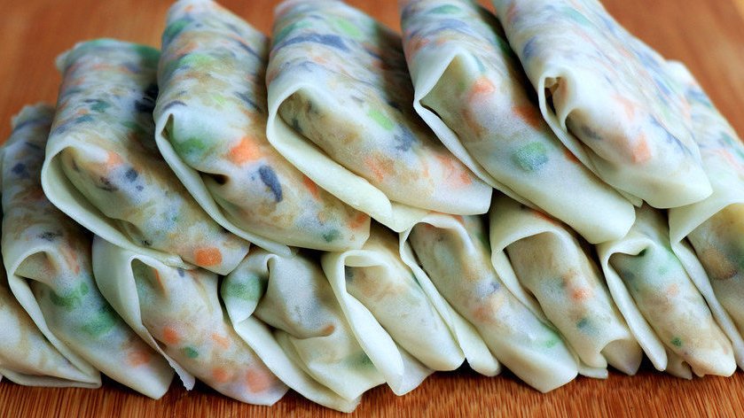 #美食#【五彩糯米盒子】会膨胀的饺子皮气泡饼 用饺子皮和糯米,搭配木耳、豌豆、胡萝卜、葱花