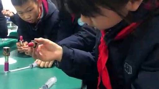 【开学之际初中生自制口红送老师 :希望新的学期能够红红火火】&nbsp;2月6日,陕西西安第二外国语