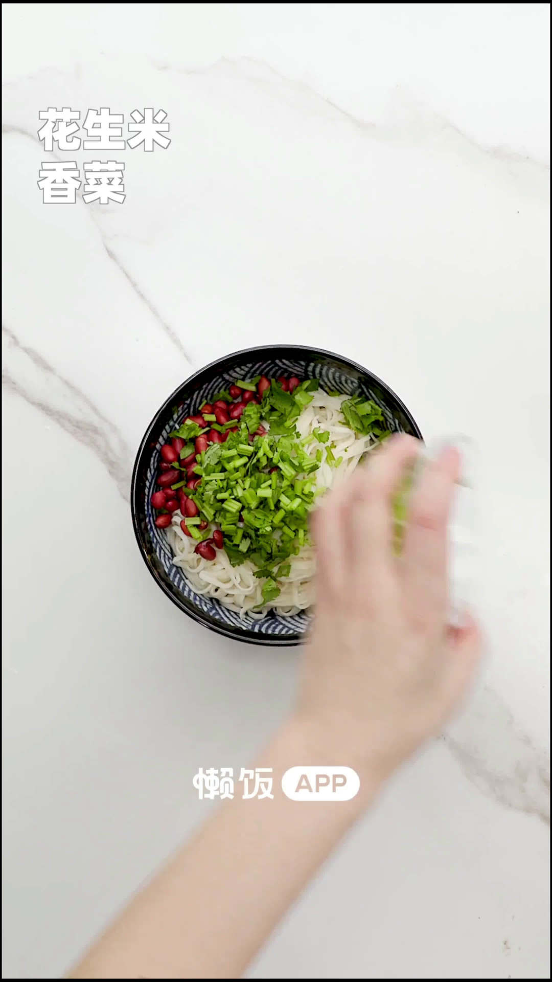 #吃在许昌#【蚝油拌面】面条这么做绝了,超简单哦!碗中放葱,蒜,小米辣,辣椒粉,泼上热油,