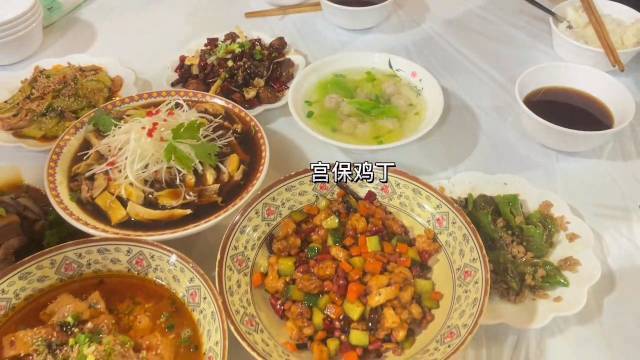 【谁心动了!成都大学有门川菜理论与实践课】近日,四川成都,成都大学、川菜理论与实践课走红网