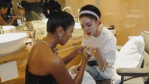 身穿紫色纱裙参加ELLE风尚大典的林允,自己都调侃自己是多肉葡萄味儿的～来看看红毯前做美甲