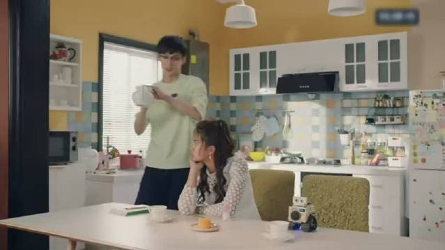   《爱情公寓5》中和机器人约会第一人“咖喱酱”,谈人生、谈理想、翩翩起舞,这个约会绝对是