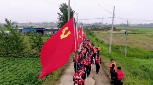 【防汛救灾进行时&nbsp;安徽阜阳颍上县150名森林消防员清理姜塘湖大堤植被】7月28日,森林消防