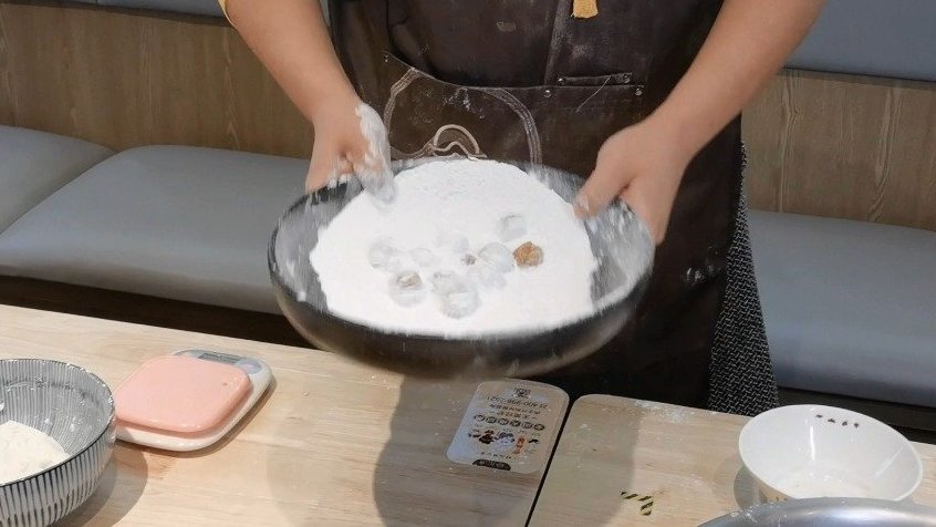 【一条视频让你掌握元宵和汤圆区分关键点】元宵节到了,南北之争的汤圆和元宵又要打架了,你是不