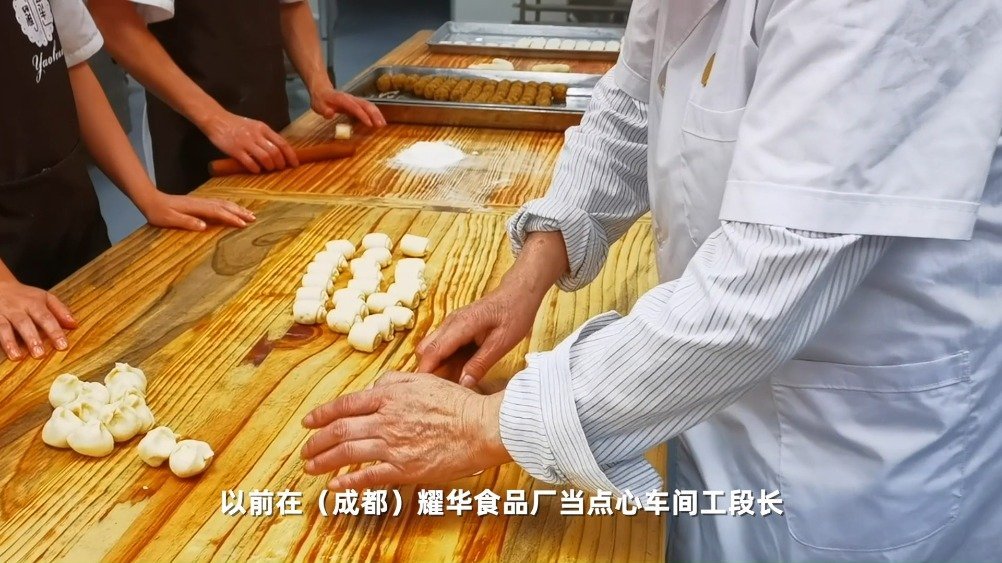 中秋将至,74岁的臧仕肃正在忙着赶制手工月饼,出自他手的月饼,必须经过小包小擀,纯手工和面
